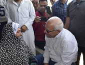 محافظ بورسعيد يزور مسنة بسهل الطينة فى منزلها ويستجيب لطلباتها.. صور