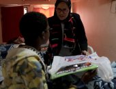 توزيع الهدايا على الأطفال السودانيين المصابين بحادث الطريق الشرقى ببنى سويف