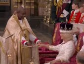 الملكة كاميلا تتوج بتاج يحمل مجوهرات الملكة إليزابيث تكريما لها