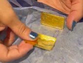 جمارك مطار القاهرة تضبط راكبا بحوزته 5 سبائك ذهبية أخفاها فى ملابسه