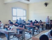 طلاب الصف الأول الثانوى يؤدون امتحان اللغة العربية إلكترونيا على التابلت..صور