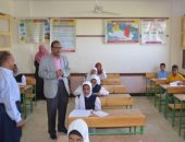 طلاب المحافظات يبدأون أول أيام امتحانات النقل لنهاية العام الدراسى.. جولات لقيادات التعليم فى مدارس الأقصر لمتابعة دعم الطلبة.. عزل مدير مدرسة بالغربية وتحويل 4 مراقبين للتحقيق لعدم انتظام الامتحانات