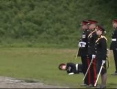 سقوط مفاجئ.. جندى يفقد وعيه أثناء مراسم تتويج الملك تشارلز الثالث.. فيديو