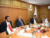 محافظ قنا: نبحث تذليل العقبات أمام مشروع القطار الكهربائى السريع