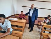 وكيل تعليم الوادى الجديد يتفقد انتظام سير الامتحانات بمدارس مركز باريس