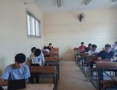 طلاب الثانوى العام يؤدون الامتحانات الإلكترونية دون مشاكل .. صور