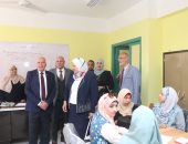 نقيب المعلمين يتفقد مركز تدريب الناجحين فى مسابقة "30 ألف معلم" بالفيوم