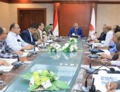 محافظ سوهاج يبحث الموقف التنفيذى لمشروع البنية التحتية للمناطق الصناعية