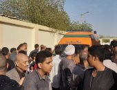 إصابة الكاتب الصحفى مصطفى بكرى بحالة إغماء أثناء تشييع جثمان شقيقه "محمود"