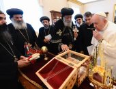 البابا تواضروس يقدم أجزاء من ملابس شهداء الأقباط فى ليبيا هدية لبابا الڤاتيكان