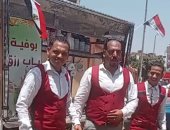 قصة 3 أصدقاء حولوا عربة خردة لكافيه متنقل بشوارع نجع حمادى.. صور