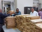 وكيل "تعليم أسوان" يتابع تسليم مظاريف أسئلة امتحانات الشهادة الإعدادية.. صور