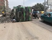 انقلاب سيارة نقل محملة بالقمامة على طريق طنطا إسكندرية الزراعى
