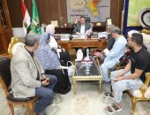 محافظ المنوفية يصرف مساعدات لـ 4 أسر متضررة من انهيار منزل بشبين الكوم