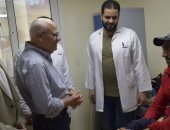 محافظ بورسعيد يشيد بمستوى الرعاية الطبية للمنتفعين بالتأمين الصحى
