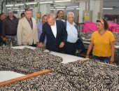 محافظ القليوبية فى جولة بشركة غزل ونسيج: تقديم الدعم للنهوض بالصناعات المصرية