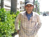 عامل نظافة بدمياط يعيد مبلغا ماليا لصاحبه: عايز ربنا يبارك فى أولادى