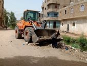 رفع 32 طن مخلفات وقمامة فى حملات تجميل وتمهيد طرق قرى أرمنت بالأقصر.. صور