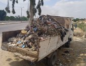 محافظ الإسماعيلية يتابع جهود رفع القمامة وصيانة الإنارة العامة.. صور