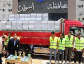 محافظ أسوان يتفقد حافلة مساعدات المواد الغذائية للنازحين السودانيين.. صور