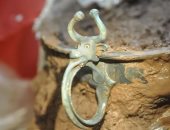 اكتشاف مجموعة قطع أثرية يعود تاريخها إلى 2000 عام بإنجلترا