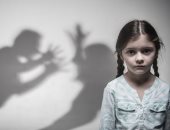 4 علامات تكشف تعرض الطفل للعنف الأسري.. التردد والتبول اللا إرادي أبرزها