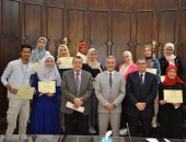 جامعة الإسكندرية تُكرم 19 طالبا فاقوا العدد المطلوب لمحو أمية المواطنين بالقرى