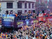 موكب برشلونة يطوف كتالونيا للاحتفال مع الجماهير بلقب الدوري الإسباني.. فيديو