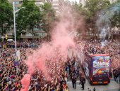 حافلة برشلونة تطوف شوارع كتالونيا احتفالا بلقب بطل الدورى الإسبانى مع الجماهير