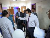 وزير الصحة يوجه بفتح تحقيق حول نقص المستلزمات بالعيادات الخارجية بمستشفى حلوان