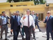 وزير الصحة يتفقد مستشفى دار السلام ويوجه بإعادة توزيع الفرق الطبية 