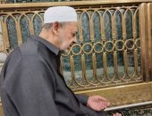 صورة جديدة لشيخ الأزهر الشريف أثناء جلوسه بالروضة الشريفة بالمسجد النبوى