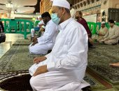 شيخ الأزهر يصلي العشاء في ساحة المسجد النبوي الشريف.. صور