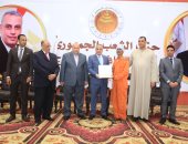 محافظ سوهاج يكرم 62 من عمال النظافة والخدمات المعاونة.. صور