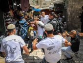 مستوطنون يهود يعتدون بالضرب المبرح على فلسطينيين فى البلدة القديمة بالقدس