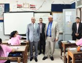 مدير "تعليم القاهرة" يتابع لجان امتحانات الشهادة الإعدادية.. صور