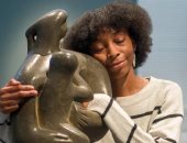 متحف بريطانى يدعو زواره إلى التفاعل مع الفن بالرقص مع التماثيل واحتضان التحف