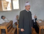 رئيس "سوهاج الأزهرية" يتفقد امتحانات الشهادتين الابتدائية والإعدادية بمركز دار السلام