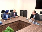وزير الصناعة يبحث التعاون مع شركتين لتصنيع المركبات وقطع غيار السيارات