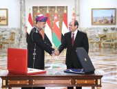 الرئيس السيسي وسلطان عمان يتبادلان أرفع الأوسمة في البلدين