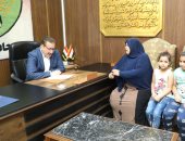 محافظ المنوفية يلتقي حالات إنسانية وذوى همم ويأمر بصرف مساعدات مالية