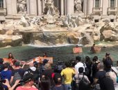 نشطاء المناخ يلوثون مياه نافورة تريفى فى روما