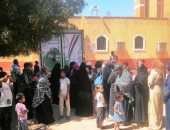 "تموين أسوان" ينظم قوافل غذائية للنازحين من السودان.. صور