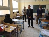 نائب محافظ المنيا يتفقد لجان امتحانات الشهادة الإعدادية بمدرسة الحى المتميز