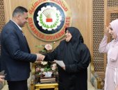 محافظ الدقهلية يسلم الأم المثالية شيكا بـ 50 ألف جنيه "هدية الرئيس"