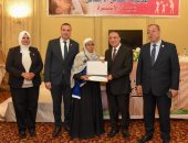 محافظ الإسكندرية يكرم الأمهات المثاليات فى احتفالية التضامن.. صور
