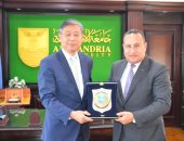 رئيس جامعة الإسكندرية يستقبل رئيس جامعة شنغهاى للدراسات الدولية