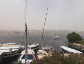 عاصفة ترابية تصل مدينة أسوان وتعطل حركة البواخر السياحية.. صور
