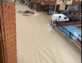 مياه الفيضانات تغرق شوارع إسبانيا وتجرف الناس والسيارات.. فيديو وصور