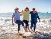 4 أبراج تعيش حياتها وترجع شباب بعد الستين.. الحمل والحوت أبرزها